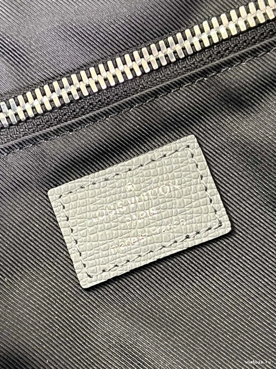 WIS VUITTON FLAP LOUIS MESSENGER NEW 0810